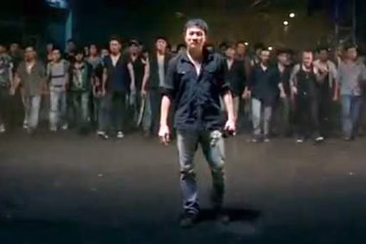 “Bụi đời chợ lớn” có nhiều cảnh quay bạo lực, khiến nhiều người “kinh hãi” nên Cục Điện Ảnh gửi văn bản đến nhà sản xuất yêu cầu phải cắt các cảnh đó mới cho trình chiếu. Ảnh: Vtc