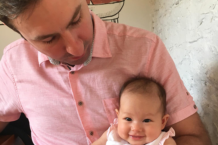 Chồng ngoại quốc của Lan Phương yêu vợ và biết chăm con.