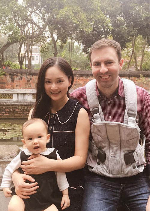 May mắn, con gái của Lan Phương khá ngoan ngoãn, thường hay ngủ bên bố và bà ngoại trong lúc mẹ ghi hình.