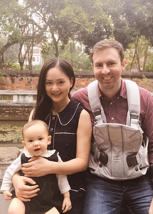 May mắn, con gái của Lan Phương khá ngoan ngoãn, thường hay ngủ bên bố và bà ngoại trong lúc mẹ ghi hình.