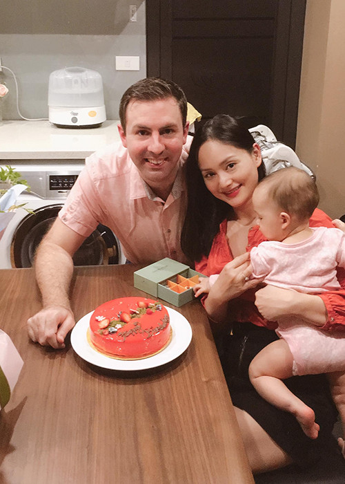 Sau khi sinh con được 2 tháng, Lan Phương đã trở lại phim trường và mang con gái theo.