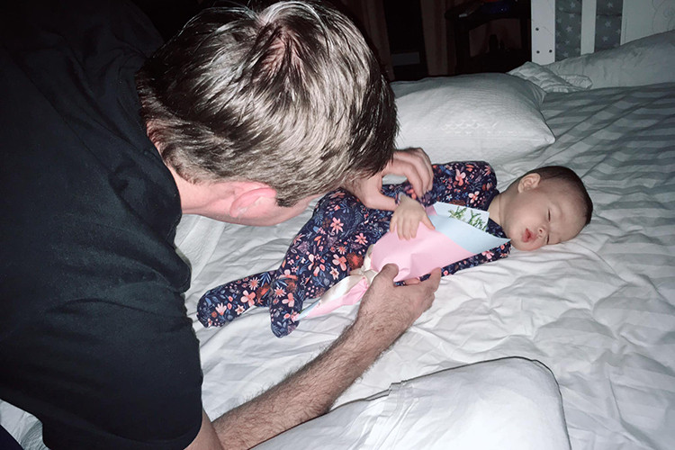 Anh được khen là người đàn ông tinh tế khi tặng vợ lẫn con gái bó hoa trong ngày lễ tình nhân.