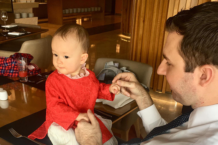 "Anh rất giỏi quán xuyến nhà cửa và chăm sóc hai mẹ con chu đáo", Lan Phương khen ngợi chồng trước công chúng.