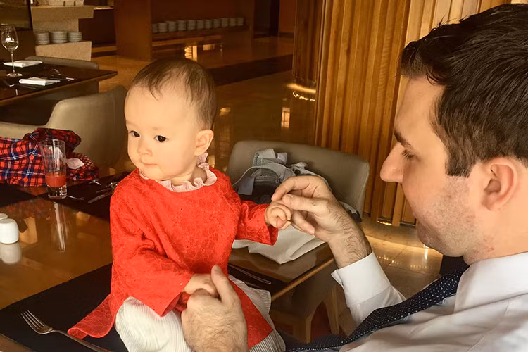 "Anh rất giỏi quán xuyến nhà cửa và chăm sóc hai mẹ con chu đáo", Lan Phương khen ngợi chồng trước công chúng.