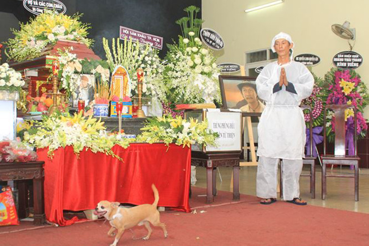 Lucky được gia đình nghệ sĩ Lê Bình quấn khăn tang trắng. Ảnh: Tiền Phong