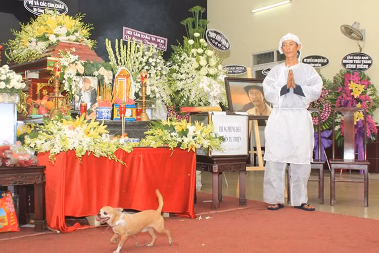 Lucky được gia đình nghệ sĩ Lê Bình quấn khăn tang trắng. Ảnh: Tiền Phong