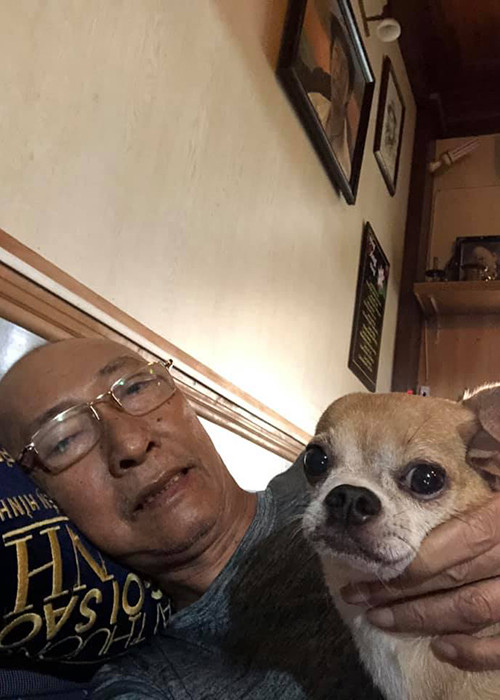 Nam nghệ sĩ và chú cún cưng rất thân thiết từ khi ông còn khỏe mạnh đến khi bị ung thư phổi. Ảnh: FBNV