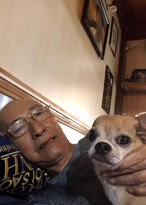 Nam nghệ sĩ và chú cún cưng rất thân thiết từ khi ông còn khỏe mạnh đến khi bị ung thư phổi. Ảnh: FBNV