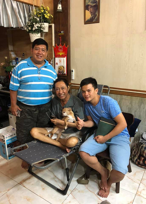 "Mấy hôm trước, tôi còn tính nào khỏe thì bắt taxi về thăm Lucky một chút rồi vô lại. Bây giờ người ngợm vầy không biết sao. Chắc nhờ người chở Lucky vào bệnh viện rồi tôi xuống chơi với nó chút, chứ mà nhớ nó quá", nam diễn viên phim "Đất phương nam" chia sẻ trên Zing. Ảnh: FBNV