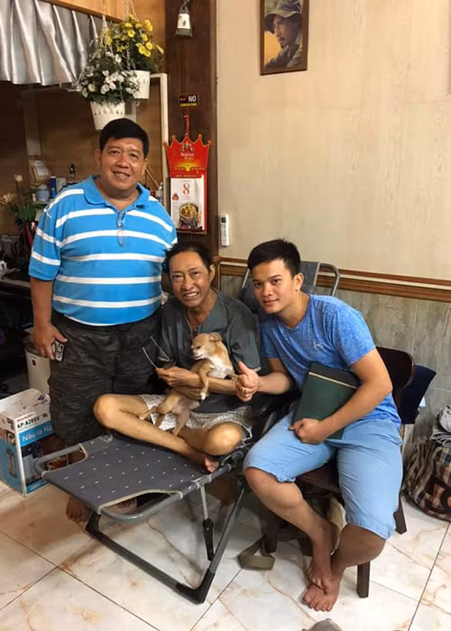 "Mấy hôm trước, tôi còn tính nào khỏe thì bắt taxi về thăm Lucky một chút rồi vô lại. Bây giờ người ngợm vầy không biết sao. Chắc nhờ người chở Lucky vào bệnh viện rồi tôi xuống chơi với nó chút, chứ mà nhớ nó quá", nam diễn viên phim "Đất phương nam" chia sẻ trên Zing. Ảnh: FBNV