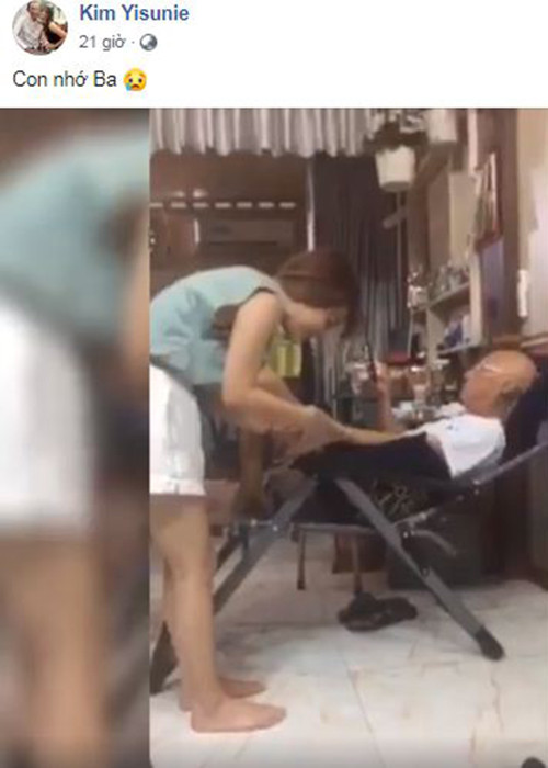 Mới đây, cô chia sẻ clip chăm sóc bố nuôi kèm lời nhắn nhủ đến ông: "Con nhớ ba". Ảnh: FBNV