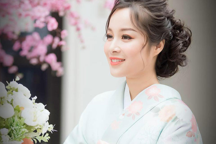  Sao Việt hiến tạng còn có Minh Hương. "Hiện nay ở Việt Nam vẫn còn nhiều người còn định kiến với việc hiến tạng. Vì thế, Vàng Anh hy vọng hành động của mình có thể truyền cảm hứng cho cộng đồng, lan tỏa những điều tốt đẹp", nữ diễn viên chia sẻ.