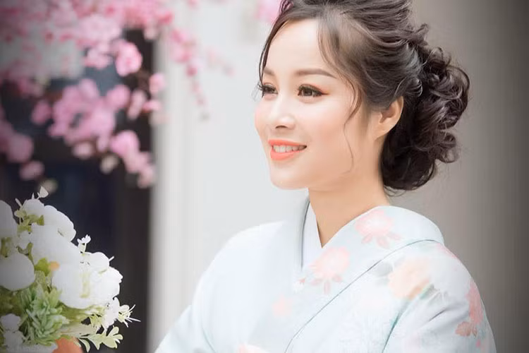  Sao Việt hiến tạng còn có Minh Hương. "Hiện nay ở Việt Nam vẫn còn nhiều người còn định kiến với việc hiến tạng. Vì thế, Vàng Anh hy vọng hành động của mình có thể truyền cảm hứng cho cộng đồng, lan tỏa những điều tốt đẹp", nữ diễn viên chia sẻ.