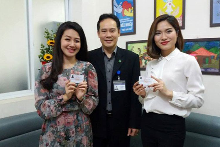 Giống như Minh Hương, 2 MC của VTV là Bùi Mai Trang và Nguyễn Hồng Nhung cũng muốn truyền cảm hứng cho mọi người. Được biết, Mai Trang và Hồng Nhung đăng ký hiến mô/ tạng sau khi chết/chết não.