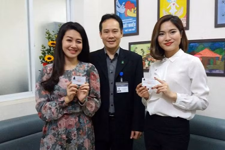 Giống như Minh Hương, 2 MC của VTV là Bùi Mai Trang và Nguyễn Hồng Nhung cũng muốn truyền cảm hứng cho mọi người. Được biết, Mai Trang và Hồng Nhung đăng ký hiến mô/ tạng sau khi chết/chết não.