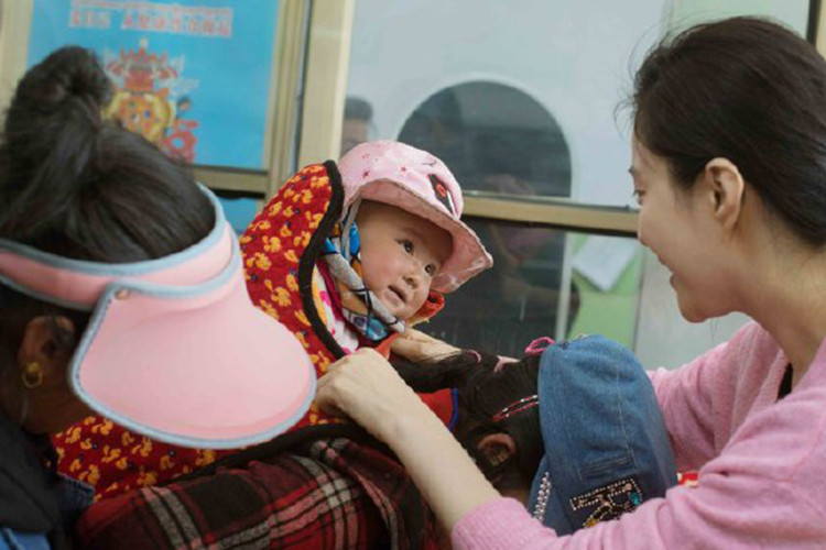 Hình ảnh Phạm Băng Băng trong chuyến từ thiện ở Tây Tạng trong thời gian gần đây.