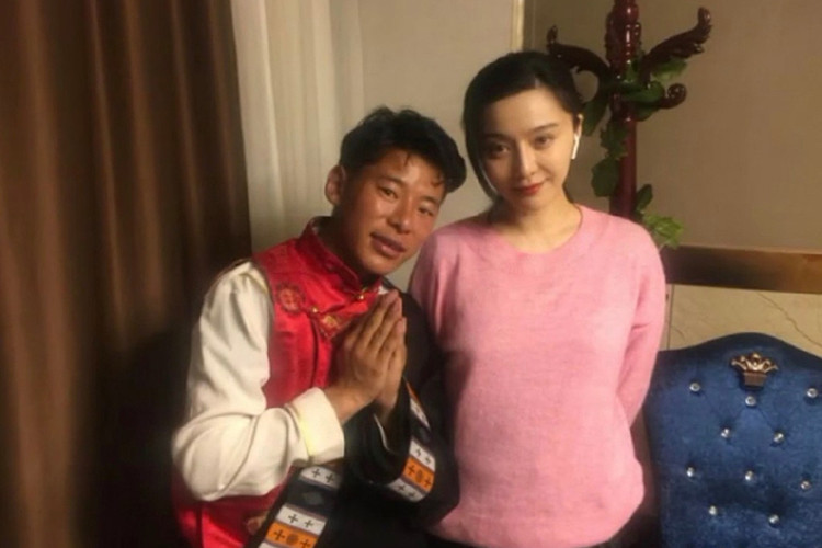 Cách đây không lâu, Phạm Băng Băng lần đầu tham gia một sự kiện từ khi vướng scandal. Trong chương trình, cô tỏ ra khá thỏa mái trước ống kính truyền thông thay vì né tránh như trước đây.