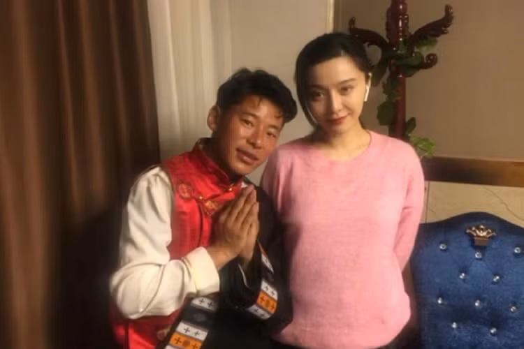 Cách đây không lâu, Phạm Băng Băng lần đầu tham gia một sự kiện từ khi vướng scandal. Trong chương trình, cô tỏ ra khá thỏa mái trước ống kính truyền thông thay vì né tránh như trước đây.