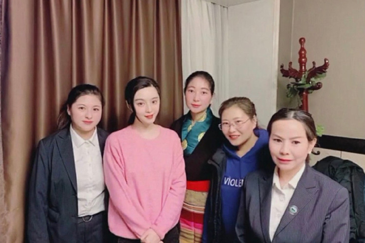 Nữ diễn viên đi làm từ thiện sau 1 năm vướng scandal trốn thuế.