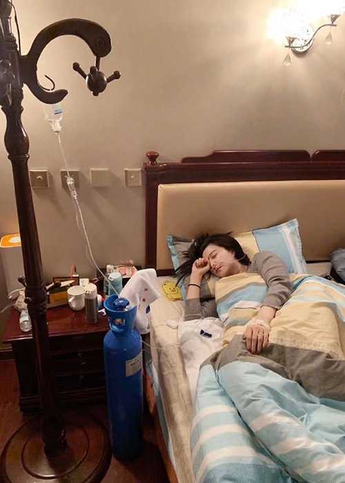 Mặc dù sức khỏe không tốt nhưng nữ diễn viên vẫn không sớm trở về Bắc Kinh theo lời khuyên nhủ của bạn bè.