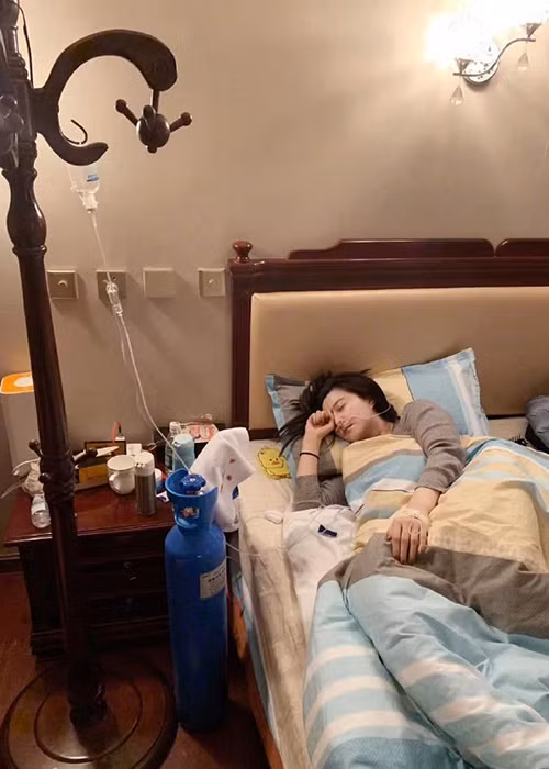 Mặc dù sức khỏe không tốt nhưng nữ diễn viên vẫn không sớm trở về Bắc Kinh theo lời khuyên nhủ của bạn bè.