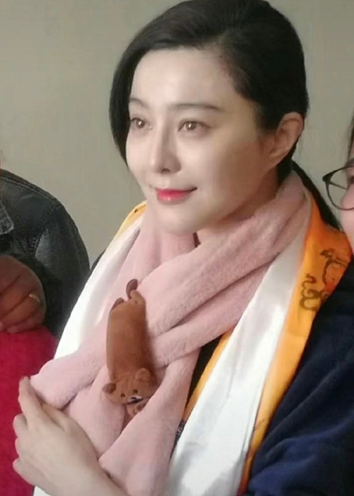 Phạm Băng Băng đang đi từ thiện ở Tây Tạng. Đây là một hoạt động nằm trong dự án của quỹ do cô thành lập để giúp đỡ trẻ em mắc bệnh tim.