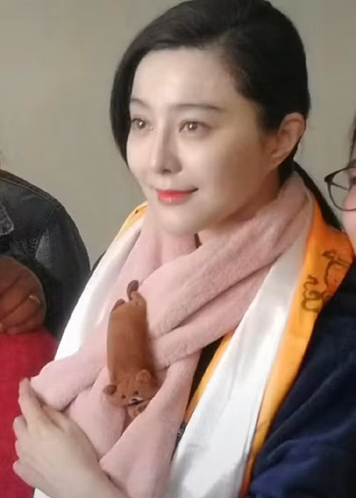 Phạm Băng Băng đang đi từ thiện ở Tây Tạng. Đây là một hoạt động nằm trong dự án của quỹ do cô thành lập để giúp đỡ trẻ em mắc bệnh tim.