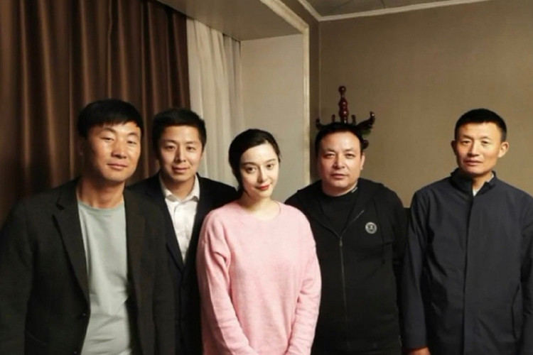 Có những ý kiến trái chiều về việc Phạm Băng Băng đi làm từ thiện để tẩy trắng scandal trốn thuế.