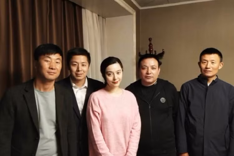 Có những ý kiến trái chiều về việc Phạm Băng Băng đi làm từ thiện để tẩy trắng scandal trốn thuế.