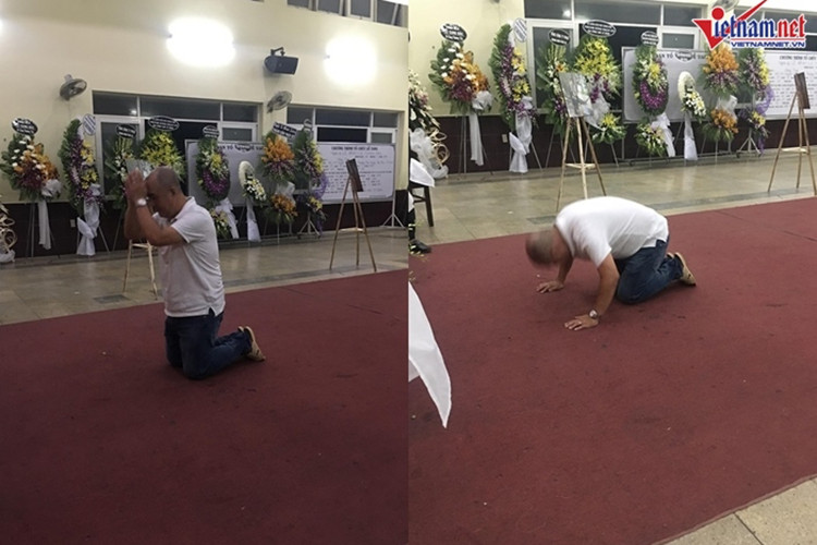 Quốc Thuận quỳ gối, dập đầu trước linh cữu nam diễn viên phim "Đất phương nam". Ảnh: Vietnamnet
