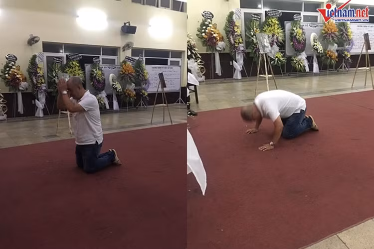 Quốc Thuận quỳ gối, dập đầu trước linh cữu nam diễn viên phim "Đất phương nam". Ảnh: Vietnamnet