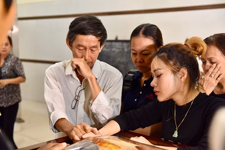 Gia đình sẽ thực nguyện các tâm nguyện của cố nghệ sĩ. Đó là hỏa táng và rải tro cốt cố nghệ sĩ xuống biển và dành số tiền mọi người đóng góp nếu còn dư cho các hoạt động từ thiện. Ảnh: Dân Việt