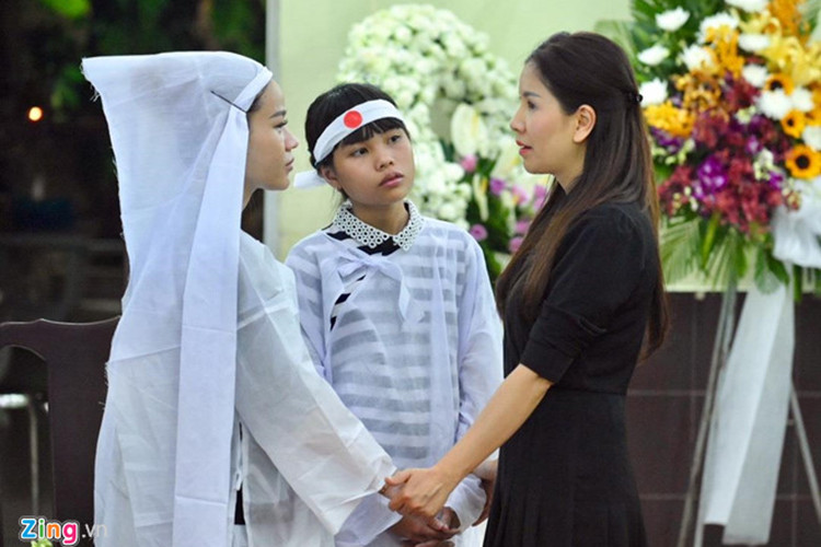 Diễn viên Ngọc Trinh chia buồn cùng con gái nuôi của nghệ sĩ Lê Bình. Ảnh: Zing