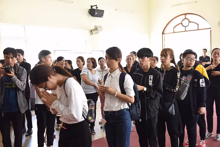 Lễ viếng nghệ sĩ Lê Bình diễn ra từ chiều ngày 1/5 đến sáng ngày 4/5. Ảnh: Dân Việt