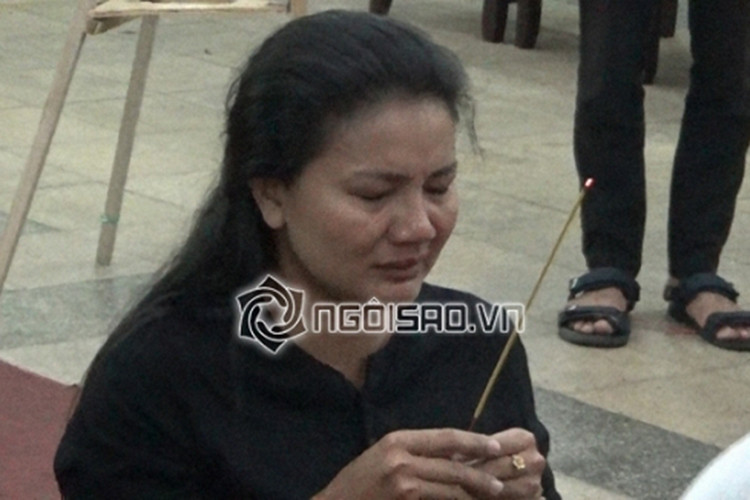 Cũng có mặt tại đám tang của nghệ sĩ Lê Bình, Kiều Trinh đã bật khóc vì sự ra đi của đàn anh. Ảnh: Gia đình Việt Nam
