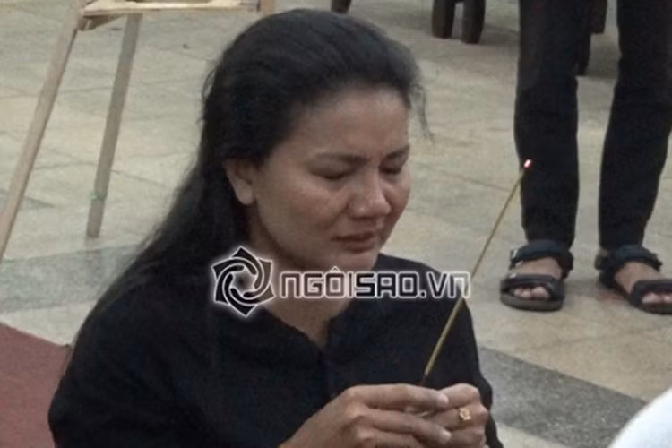 Cũng có mặt tại đám tang của nghệ sĩ Lê Bình, Kiều Trinh đã bật khóc vì sự ra đi của đàn anh. Ảnh: Gia đình Việt Nam