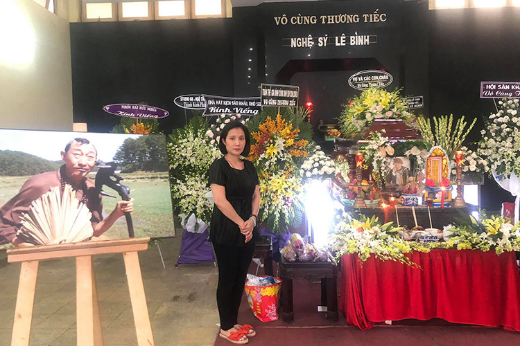 Cát Tường tâm sự sau khi đến viếng nghệ sĩ Lê Bình: "Nghệ sĩ chúng tôi lạ lắm đôi khi cả năm không gặp vì mỗi người 1 việc, mưu sinh với đời, với nghề nhưng khi gặp nhau thì vui lắm, chia sẻ, thấu hiểu, cảm xúc rất mạnh và luôn đong đầy, đôi khi không cần nói nhiều chỉ cần nắm chặt tay nhau, nhìn vào mắt nhau là hiểu hết. Đó là cái tình nghệ sĩ”.