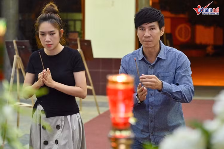 Vợ chồng Lý Hải - Minh Hà viếng nghệ sĩ Lê Bình lúc tối muộn. Ảnh: Vietnamnet