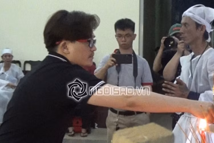 MC Đại Nghĩa cũng đến tiễn biệt nghệ sĩ Lê Bình. Ảnh: Gia đình Việt Nam