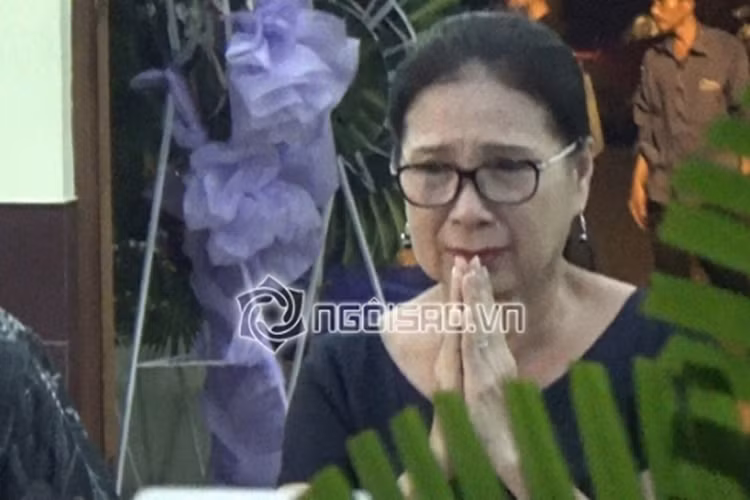 Nghệ sĩ Kim Xuân vừa đến viếng nghệ sĩ Lê Bình qua đời vì bệnh ung thư phổi. Ảnh: Gia đình Việt Nam