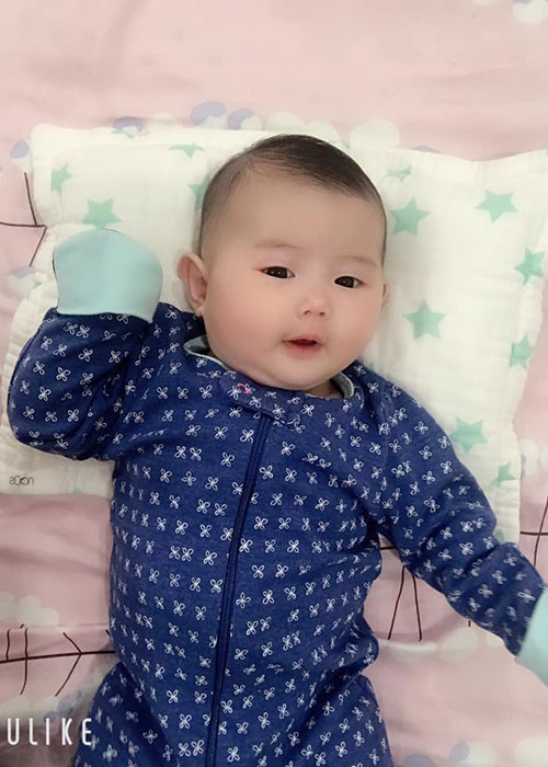 Bé Hera sở hữu đôi gò má bầu bĩnh và đôi mắt tròn xoe đen láy.