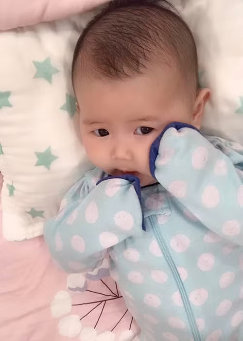 Hình ảnh đáng yêu của con gái Thân Thúy Hà khiến người hâm mộ nữ diễn viên phát sốt.