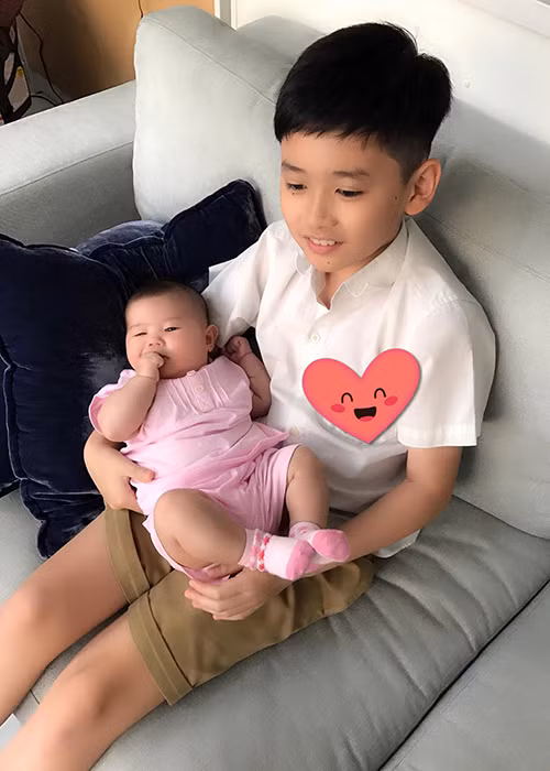 Khi con gái thường bị nhầm là con trai, Thân Thúy Hà đính chính một cách hài hước: "Đứa áo hồng người ta là bánh bèo chánh hiệu, mấy cô, chú đừng có bình luận thằng nhóc đẹp trai quá mấy cô chú ơi, con là con gái xịn nha".