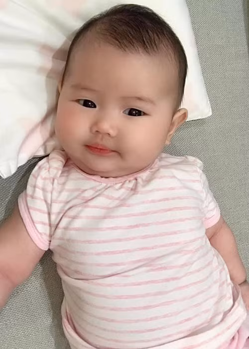 Bé Hera càng lớn càng đáng yêu.