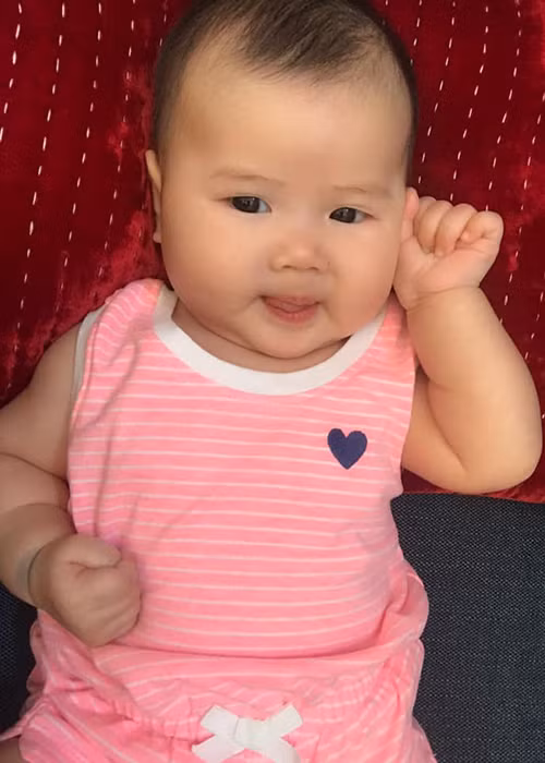 Bé Hera chào đời ở Mỹ và được mẹ đưa trở về Việt Nam khi đầy tháng tuổi.