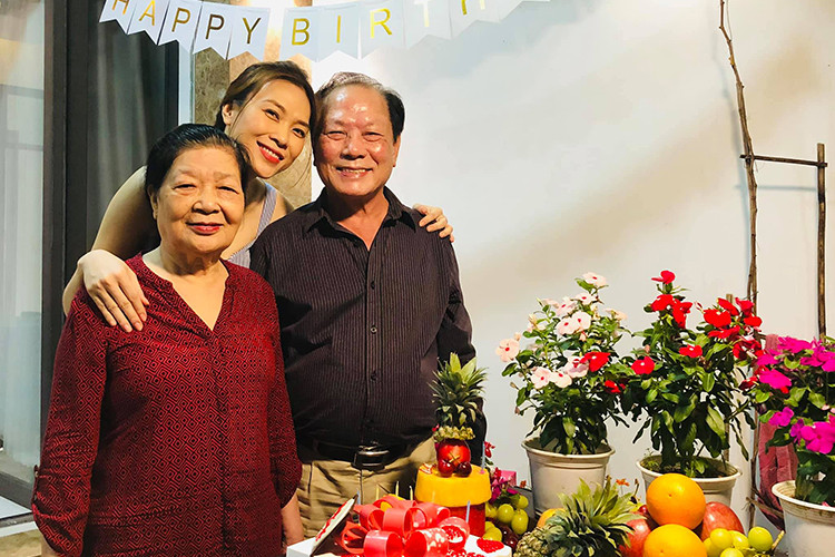 Nữ ca sĩ Mỹ Tâm vừa gửi lời chúc mừng sinh nhật đến bố: "Sinh nhật ba của Mẹ! Chỉ cầu mong ba mẹ nhiều sức khỏe và vui cười suốt vậy thôi".