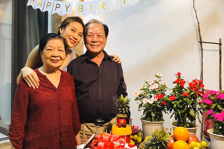 Nữ ca sĩ Mỹ Tâm vừa gửi lời chúc mừng sinh nhật đến bố: "Sinh nhật ba của Mẹ! Chỉ cầu mong ba mẹ nhiều sức khỏe và vui cười suốt vậy thôi".