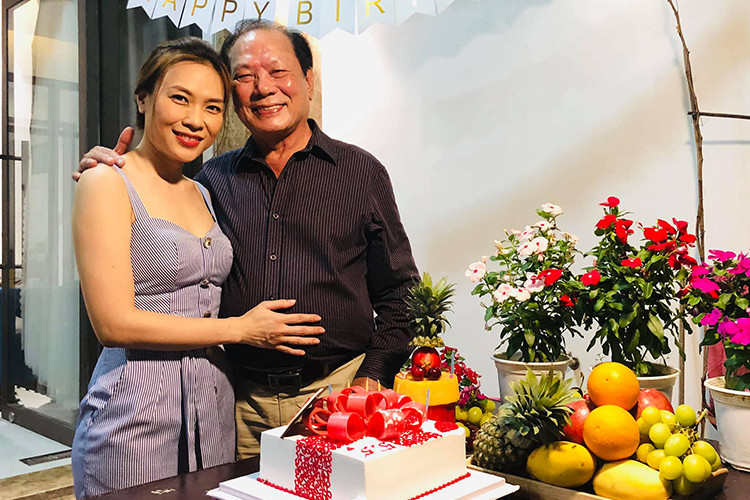 "Họa mi tóc nâu" còn khoe loạt ảnh bố đón sinh nhật bên đại gia đình.