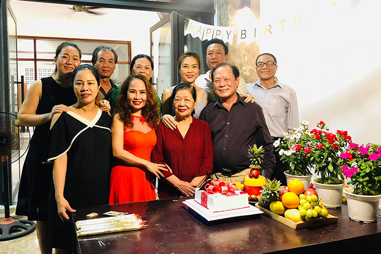 Fan còn nhận xét Mỹ Tâm có nhiều nét giống bố. "Con gái giống ba thì giàu ba họ”; “Họa mi giống ba quá” là các bình luận của người hâm mộ.