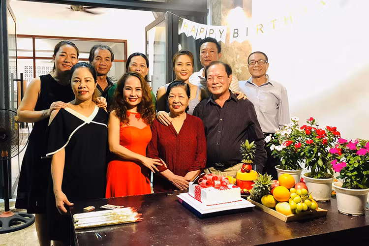 Fan còn nhận xét Mỹ Tâm có nhiều nét giống bố. "Con gái giống ba thì giàu ba họ”; “Họa mi giống ba quá” là các bình luận của người hâm mộ.